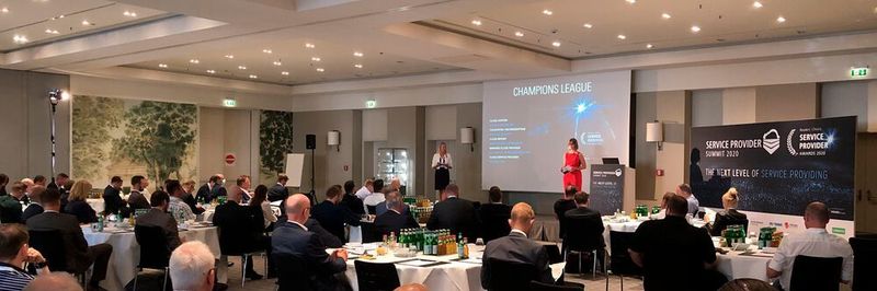 Die feierliche Eröffnung des Service Provider Summit fand traditionell im Ballsaal der Villa Kennedy statt.