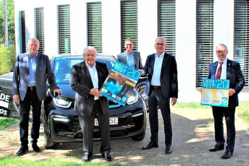 Gemeinsam für den Licht-Test 2020: (v. l.) Jürgen Baer, Geschäfts- und Fachbereichsleiter für Verkehr & Technik des ADAC Hessen-Thüringen, ZDK-Präsident Jürgen Karpinski, Joachim Kuhn, Geschäftsführer des Kfz-Gewerbes Hessen, Hessens Verkehrsminister Tarek Al-Wazir und Thomas Conrad, Geschäftsführer der Landesverkehrswacht Hessen.