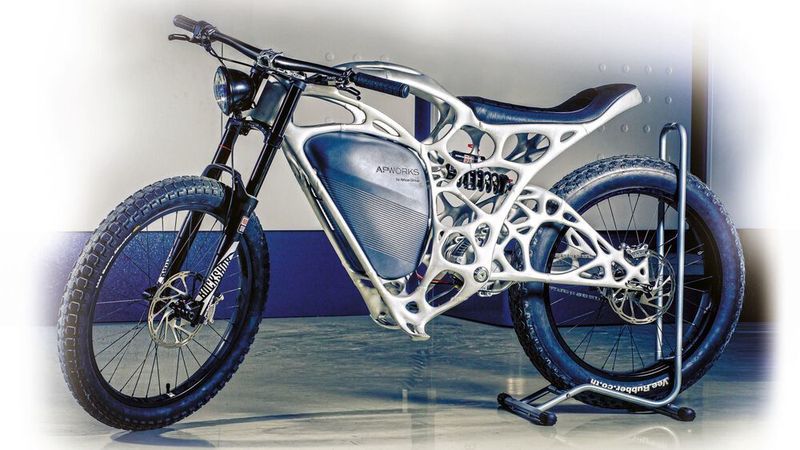 Die komplex verzweigte Rahmen-Hohlstruktur des Light Riders wurde additiv gefertigt und weist mit 6 kg eine Gewichtsersparnis von 30 % zu herkömmlichen Rahmen auf.