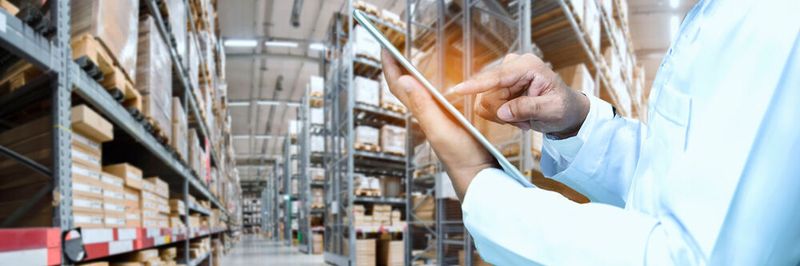 In Entwicklungsprozessen, über die Fertigung bis hin zur Logistik fallen in Unternehmen vielzählige Informationen an, die man mit KI quellenübergreifend vernetzen und aufbereiten kann.