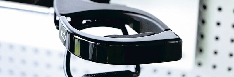 Dank einer ausgeklügelten Konstruktion sorgt der Porsche Cupholder für eine sichere Fixierung der Getränke.