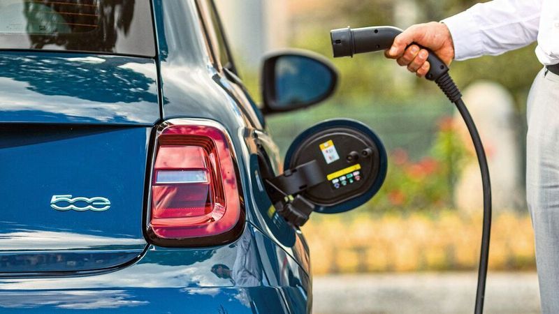 Nach gut vier Stunden (bei 11 kW) ist der „Tank“ des neuen Elektro-Fiats wieder voll.