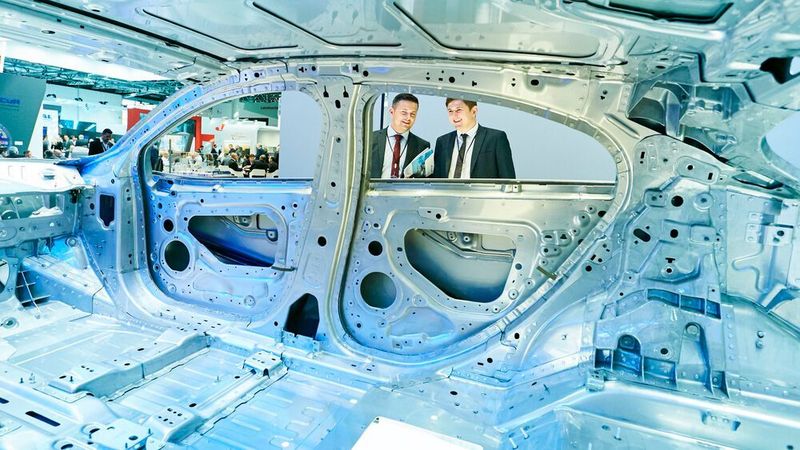 Die Coronakrise hat tiefe Löcher in die Bilanz des ersten Halbjahres gerissen. Starke Umsatzeinbrüche haben vor allem die Branchen Luftfahrt und Automobilindustrie zu verzeichnen.