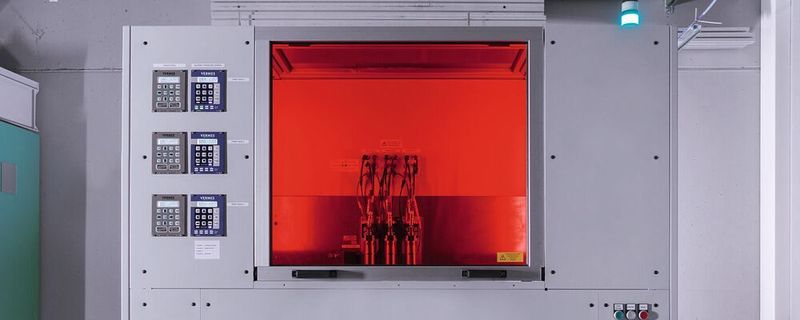 Die neue Multi-Material-Jetting-Anlage des Fraunhofer IKTS schafft es, die Eigenschaften verschiedener Materialien in einem Bauteil zu vereinen.