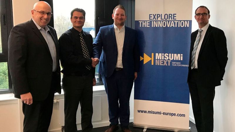 Von links nach rechts: Dietmar Theisen (MISUMI), Thomas Müller (Stäubli), Tommi Soiniemi (MISUMI) Christian Stehr (Stäubli); Anmerkung: Das Bild entstand vor der Coronakrise.