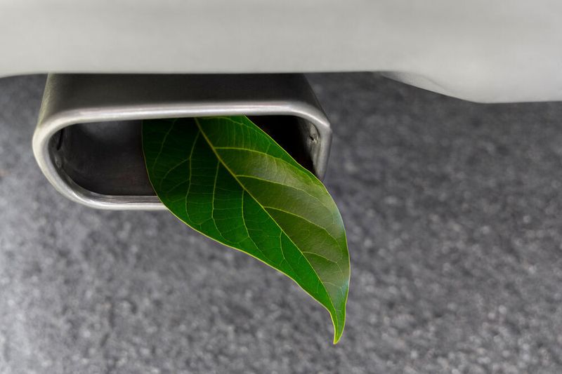 E-Fuels sind synthetische Kraftstoffe, die mir regenerativer Energie aus Wasserstoff und CO2 hergestellt werden.