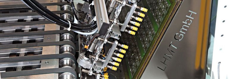 Ein Roboter oder Achssystem legt die Leiterplatten sicher auf der Rollerbahn ab. Die gelben NBR-ESD-Sauger greifen sicher ohne Abdrücke zu hinterlassen.