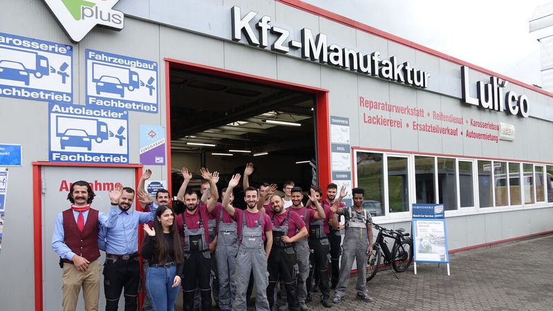 Geschäftsführer Vlorim Sekiraqa (ganz links im Bild) und das Team der Kfz-Manufaktur Luli´co.