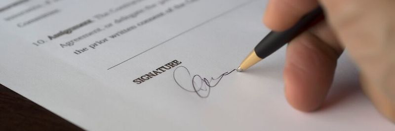 Mit einer qualifizierten elektronischen Signatur lassen sich auch Geschäftsabschlüsse oder andere Verträge mit einer Schriftformerfordernis einfach digital abwickeln.