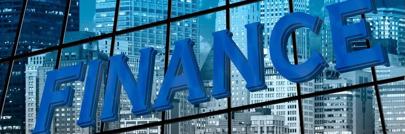 Bei Banken und Finanzinstituten steigt die Abhängigkeit der Kern- und Wertschöpfungsprozesse von der IT-Infrastruktur, die besonders schützenswert wird.