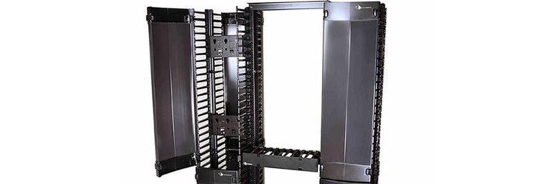Die Abdeckungen der Value Vertical Cable Manager von Siemon sind zu beiden Seiten aufklappbar.