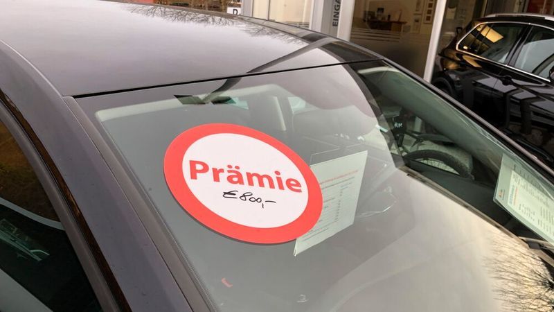 Vor dem geplanten Autogipfel entflammt die Diskussion um Kaufprämien für Autos mit Verbrennungsmotor von Neuem.