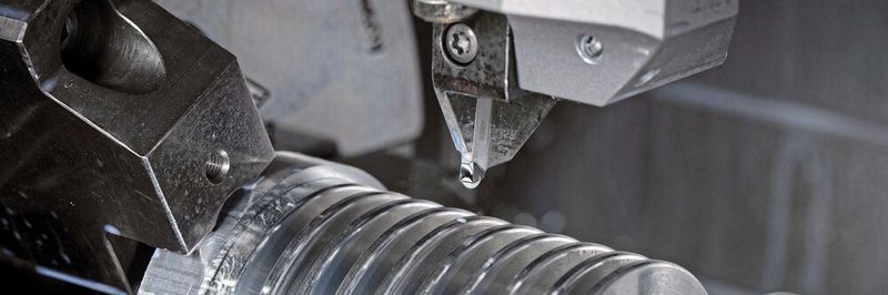 Lange Späne, Aufbauschneiden, raue Oberflächen: Langspanende Aluminiumlegierungen (mit nur niedrigem Anteil an Silizium) lassen sich nur schwierig stechdrehen.