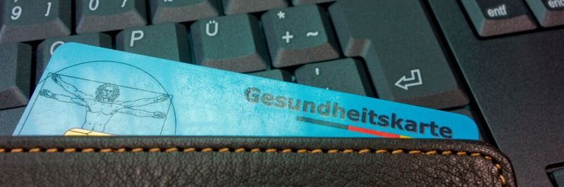 Mit der Blockchain gibt es keine zentralen Verwaltungsorgane wie zum Beispiel Krankenkassen, die Transaktionen verwalten und Daten speichern, sondern stattdessen kryptografisch verkettete Datenblöcke in einem Netzwerk.