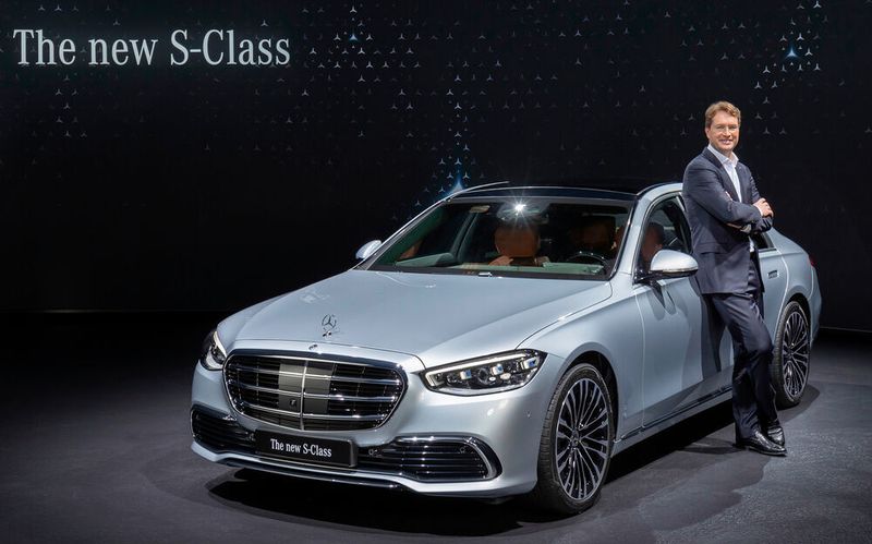 Daimler-Chef Ola Källenius vor dem Mercedes-Flaggschiff S-Klasse.