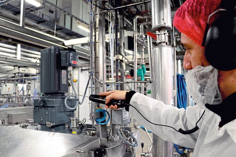 Mischerantrieb: Mirko Haake mit seinem wichtigsten Werkzeug, dem Stethoskop. Anhand der Geräusche kann der SEW-Servicetechniker genau den Zustand eines Antriebs analysieren.
