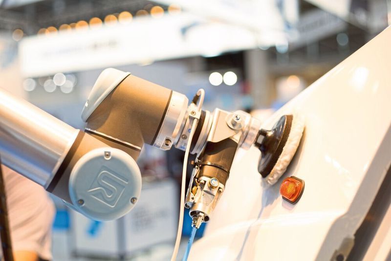 Erst durch den Einsatz geeigneter Sensorik übernehmen kollaborierende Roboter Aufgaben wie das Polieren, Schleifen und Entgraten.