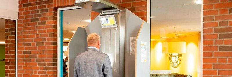 Der digitale Hygiene-Checkpoint kann die Temperatur der Klinikbesucher messen und überprüfen, ob ein Mund-Nasen-Schutz getragen wird