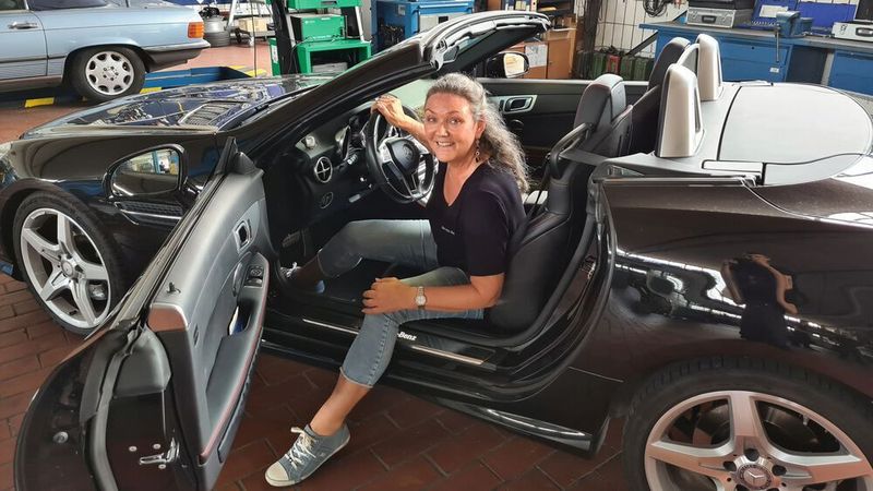 Kfz-Obermeisterin Birgit Leicht packt in ihrem Betrieb selbstverständlich mit an.