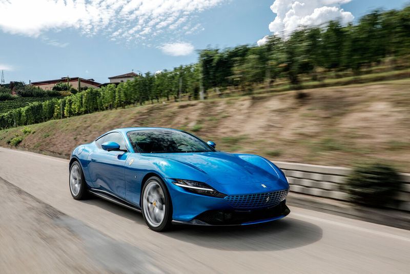 Der neue Ferrari Roma kombiniert elegantes Design mit üppiger Motorleistung.