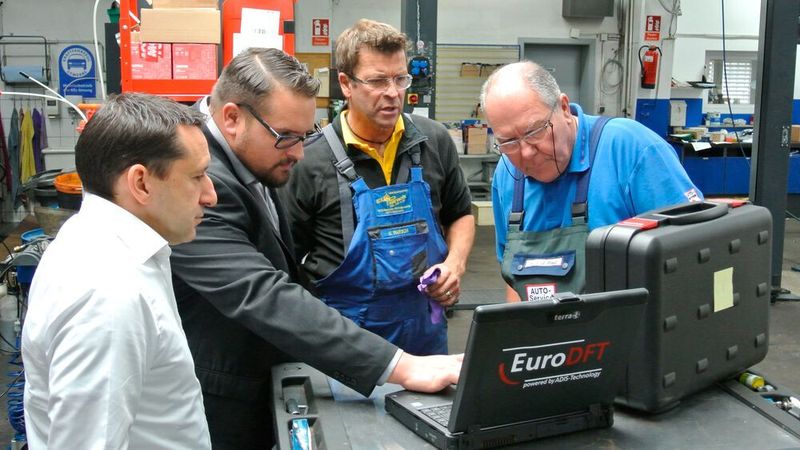 Die „Autodoktoren“ Hans-Jürgen Faul und Holger Parsch (hier mit Dominik Lutter/ZDK und Dirk Marechal/Adis, v. li.) berichten über ihre Erfahrungen mit dem Euro-DFT.