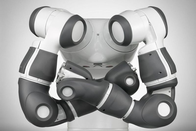Der ABB-Roboter Yumi kann mit einem flexiblen Heißdraht komplexe Formen schneiden - möglich machten das Forscher der ETH Zürich.