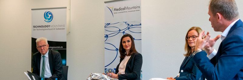 Guntmar Eisen (Eisen Ortho Ventures GmbH, rechts) und Daniela Hermann (Hermann Medizintechnik GmbH, Zweite von rechts) im Gespräch mit Winfried Kretschmann und Yvonne Glienke.