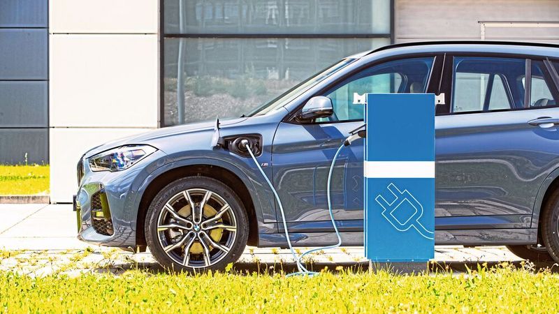 BMW bietet einen großen Teil seiner Modelleplatte auch als Plug-in-Hybrid an.