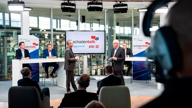 Der Schadentalk 2020, moderiert von Christian Simmert, Chefredakteur der Schadennews, und Konrad Wenz, Chefredakteur von »Fahrzeug + Karosserie«, fand in der Gläsernen Manufaktur von Volkswagen in Dresden statt.