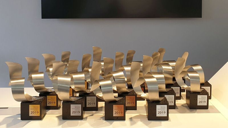 18 Mazda-Händler haben den Dealer Excellence Award überreicht bekommen.
