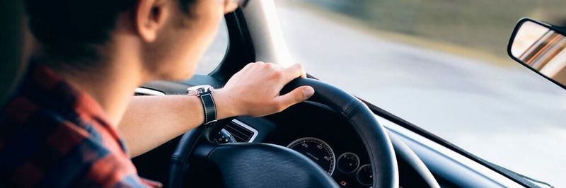 Vernetzte Fahrzeuge bieten den Insassen Sicherheit und Komfort. Doch laut einer Studie der PFH sind die Bedenken bezüglich der Datensicherheit mit 68% hoch.