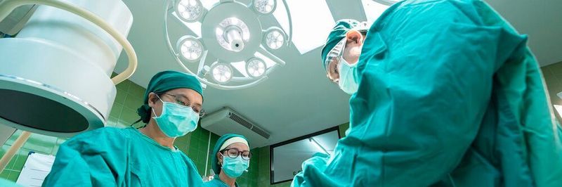 Ein komplizierter, neurochirurgischer Eingriff ist für einen Patienten nicht ungefährlich. Dank eines kontaktlosen, bildgebenden Verfahrens sollen sich Langzeitschäden vermeiden lassen.