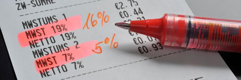 Besonders herausfordernd sind die steuerrechtliche Handhabung und die Rechnungsstellung unter anderem bei Leasing- und Mietverträgen, Lizenzen oder anderen Dauerschuldverhältnissen.