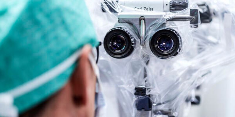 Für den deutschen Zukunftspreis unter anderem nominiert wurde das robotische Visualisierungssystem, das den Chirurgen in der Mikrochirurgie unterstützt.