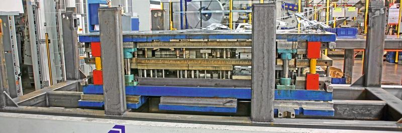 Der vollautomatische Kran hat das benötigte Werkzeug just-in-time aus dem Lager geholt und per Shuttle in der Halle bereitgestellt.