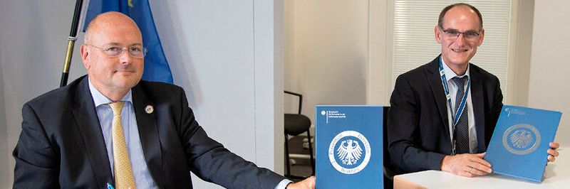 Der Präsident des BSI, Arne Schönbohm (l.), und der Direktor des ITZBund, Dr. Alfred Kranstedt, zeigen die unterzeichnete Verwaltungsvereinbarung