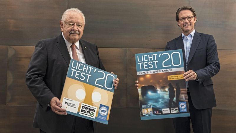 ZDK-Präsident Jürgen Karpinksi (von links) und Bundesverkehrsminister Andreas Scheuer stellen die neue Plakette für den Licht-Test 2020 vor.