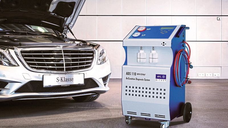 Kompakt und mobil: die Klimaservicestation AVL DiTEST ADS 110 mit einem Mercedes.