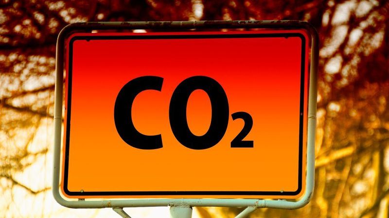 Im Jahr 2020 wird laut Prognosen 8 % weniger CO2 ausgestoßen - dies ist allerdings in der Atmosphäre noch nicht messbar. Forscher schließen daraus, wie die Emissionen reduziert werden müssen, um die Pariser Klimaziele zu erreichen.