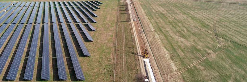 Entstehender Solarpark „Weesow-Willmersdorf“ in Brandenburg. In Deutschland werden inzwischen Solarparks errichtet, die nach Angaben ihrer Betreiber auch ohne Zuschüsse rentabel sind. Nach Schätzungen des Berliner Beratungsunternehmens Energy Brainpool wurden mittlerweile in Deutschland Lieferverträge für rund 560 Megawatt Strom aus förderfreien Solarparks abgeschlossen.