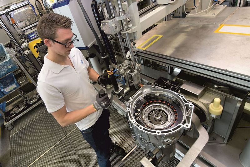 Ab 2035 soll der Anteil der Verbrenner nur noch 30 Prozent betragen. 100.000 Arbeitsplätze in der Automobilindustrie stehen in Deutschland vor einem Umbau.
