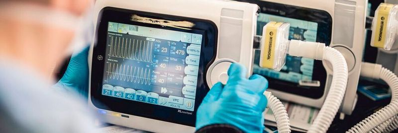 Der USB-Buchsenschutz für das Beatmungsgerät Osiris von Air Liquide Medical Systems (ALMS) verhindert, dass Staubpartikel, Spritzwasser oder Fremdkörper bei Nichtnutzung in den USB-Anschluss eindringen.