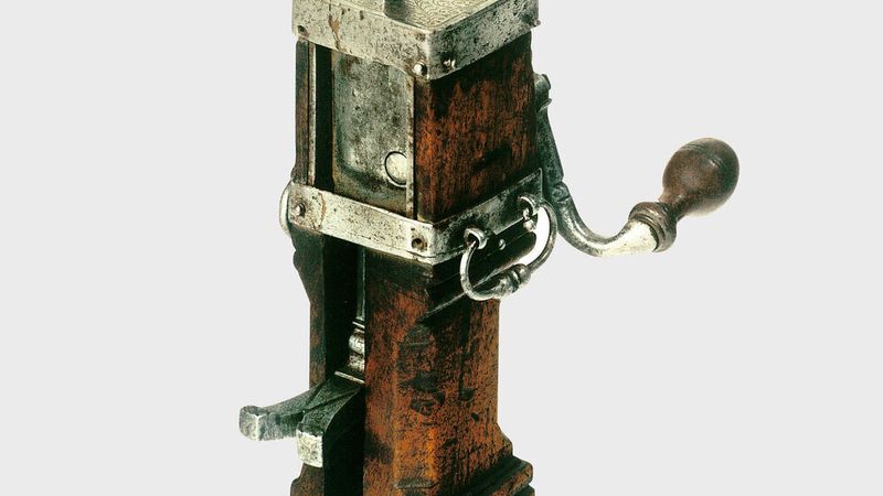Mit der Holzschaftwinde hat im Jahre 1745 alles begonnen. Mit ihr konnten Fuhrleute ihre schweren Pferdekutschen anheben, um gebrochene Achsen oder Speichen zu wechseln.