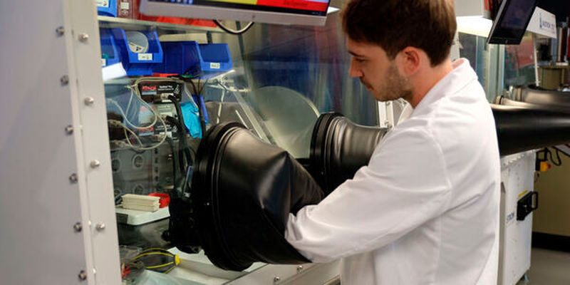 Doktorand Jordi Sastre forscht an einem neuen Dünnschicht-Material für leistungsfähige Festkörperbatterien.