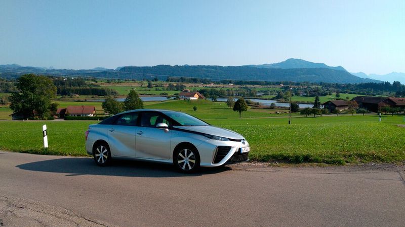 Einige hundert Kilometer Reichweite, tanken in fünf Minuten: Das geht mit Wasserstoffautos wie dem Mirai.