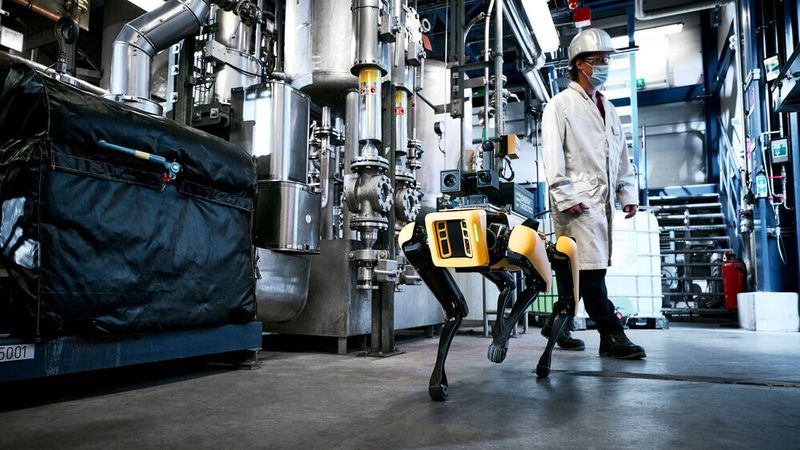 Spot reduziert die Zeit, die Mitarbeitende für eintönige und körperlich anstrengende Arbeiten in engen, heißen und lauten Räumen verbringen müssen.