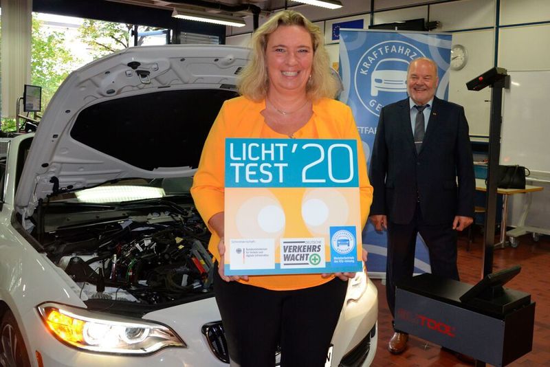 Bayerns Verkehrsministerin Kerstin Schreyer (links) und Albert Vetterl, Präsident und Landesinnungsmeister des bayerischen Kraftfahrzeuggewerbes, stellen die Plakette für den Licht-Test 2020 vor.