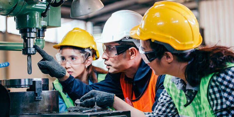 Die Ausbilung im Maschinenbau lohnt sich: Rund 85 Prozent aller Azubis werden übernommen – und das trotz Corona.
