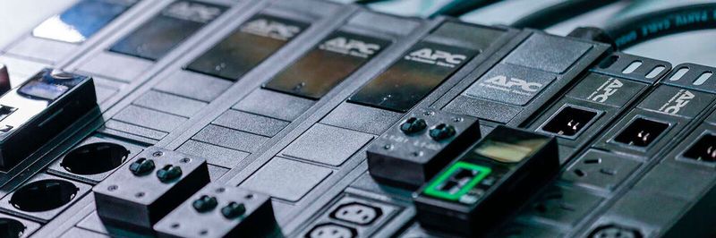 Die Power Distribution Units der „Easy“-Serie von APC by Schneider Electric bietet eine zuverlässige Energieverteilung und gehören in Racks.