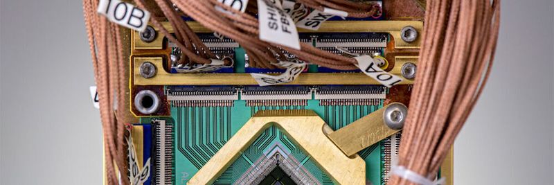 Noch ist der Einsatz von Quantencomputern mit vielen Einschränkungen verbunden; trotzdem gibt es kaum Zweifel, dass die Leistungen, die damit erbracht werden können, schon bald denen, die herkömmlicher Computer, überflügeln werden. Doch wie bald? Das ist die offene Frage.